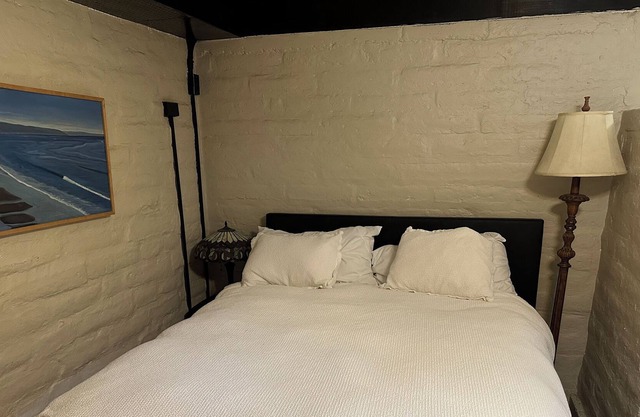 1 bedroom with own kitchen, bathroom, patio, mountain views, WiFi, free parking