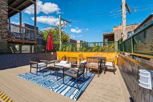1 Bedroom with Rooftop and Wrigley Views