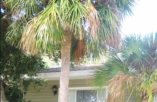 1 Block To Beach! Convenient, Modern, Comfortable, Clean.