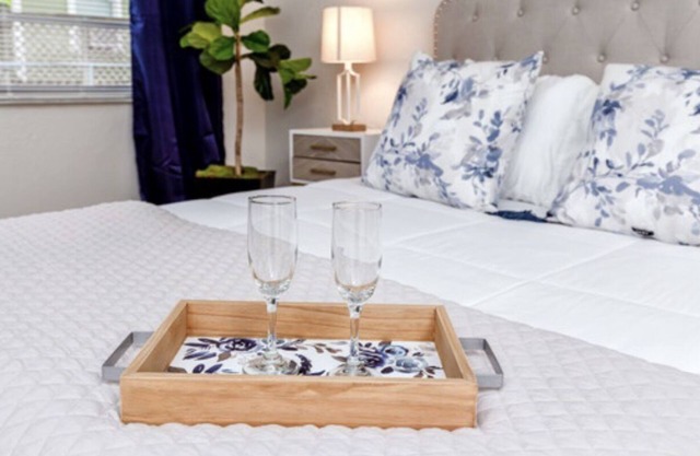 1 block to dwnt/7min beach/king bed/Free parking