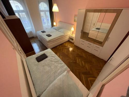 1 Bob's Apartment - 2 bedrooms and living room