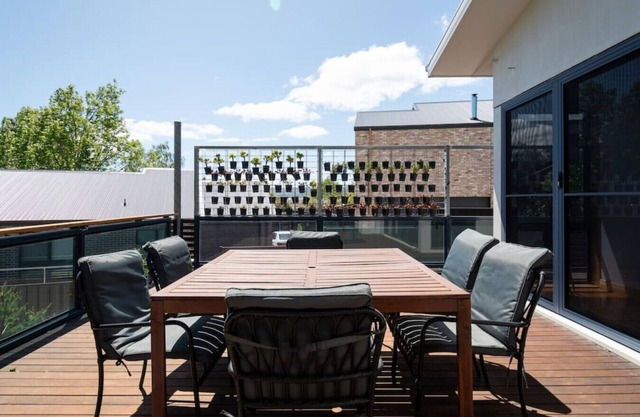 1 booking, 2 houses, 6 beds, 3 baths!