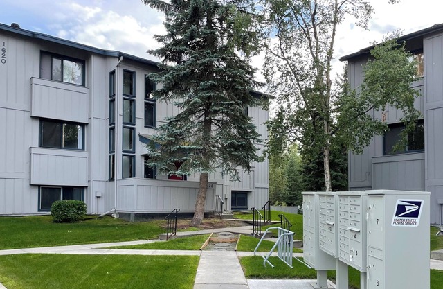 1 br 1 bath condo w/ office & covered parking near downtown and U-Med districts