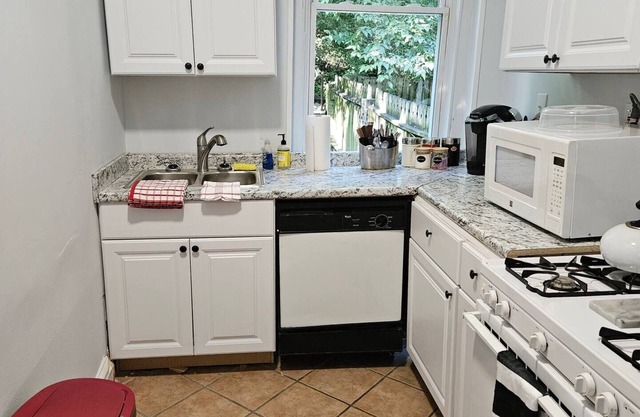 1 BR Apartment Sleeps 4 Near UC and Downtown