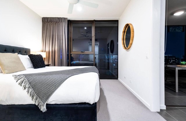 1 BR City View Service Apt . South Brisbane