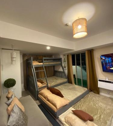 1-BR Condo with 4 BEDS, DINING, Karaoke,NETFLIX,YTpremium,GAMES,WIFI,25TH fLoor - Sunrise & Sunset CITY&POOL view , wrap-around BALCONY