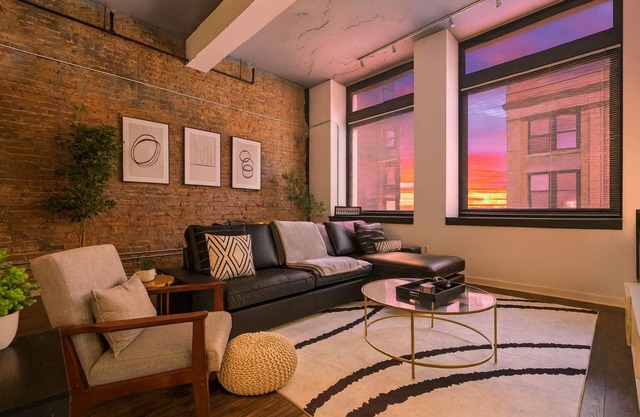 This apartment is a 1 bedroom(s), 1 bathrooms, located in Pittsburgh, PA.