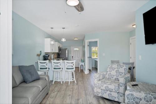 1 BR, Heated POOL, 1 Mile direct gulf access, GREAT Location, Dockage Apt B