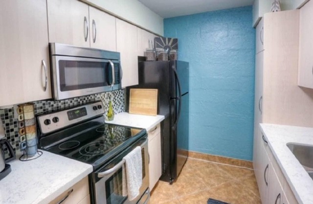 1 BR w/ parking - 5 Minute Drive to Old Town! (on First Floor)
