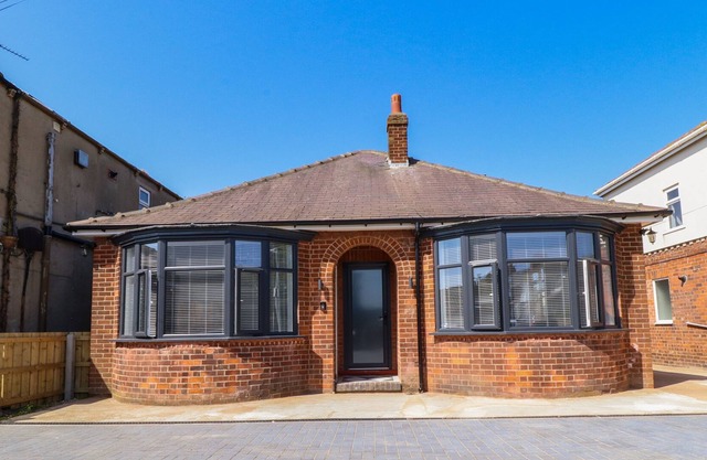 1 CHESTNUT GROVE, pet friendly, country holiday cottage in Withernsea