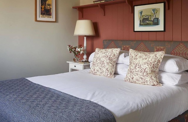 1 double room & 1 king zip n link room which can be singles