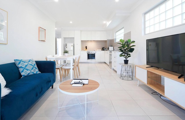 1 Fabulous Family on Fisher - parking 2 bed 2 bath