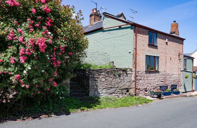 1 Ferryside Cottages, NEWNHAM-EN-SEVERN