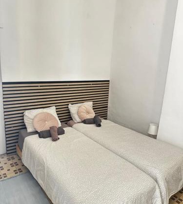 1- Habitación interior con aire acondicionado y con baño independiente