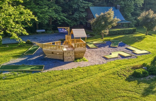 #1 KID'S CABIN!! JUST RENOVATED| CREEK| MINI GOLF⛳️PIRATE PLAY SHIP🏴‍☠️ HOT TUB