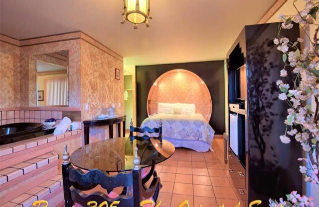 1 King Bed Jetted Tub Non-Smoking(Theme2 -Persian ,Roman, or Oriental Theme)