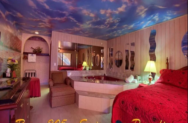 1 King Bed Jetted Tub Non-Smoking(Theme3 - Swimmers Paradise or Tahiti)