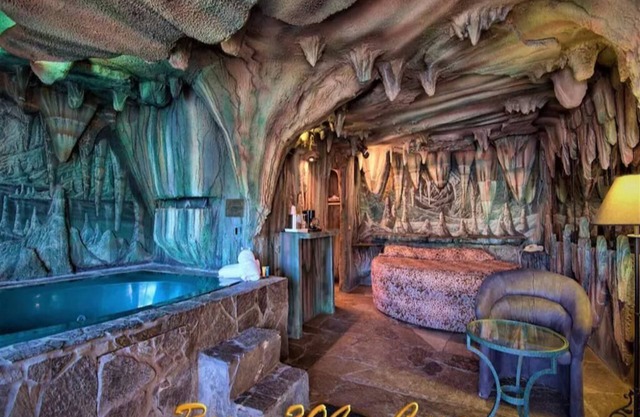 1 King Bed Theme 1 Jetted Tub Non-Smoking(Theme 1 - Jungle, Cave, or 50s Theme)