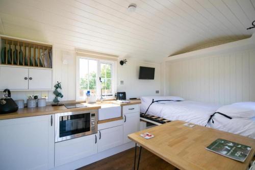 1 King-size Bed Deluxe Cabin - Free Parking
