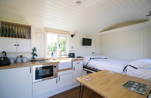 1 King-size Bed Deluxe Cabin - Free Parking