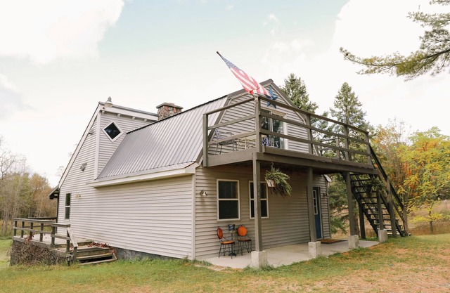 1 large loft bedroom house, Family Friendly, Close to attractions, relaxing!