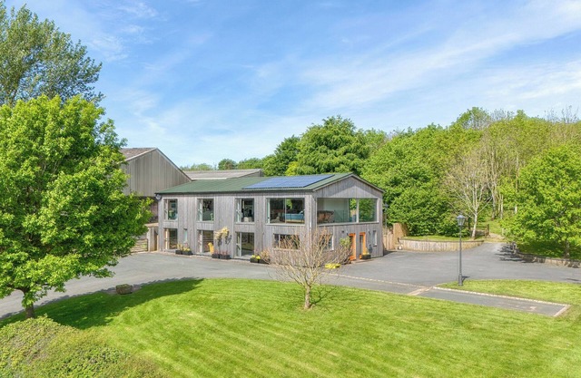 1 LITTLE BROOMCROFT, pet friendly, with a garden in Much Wenlock