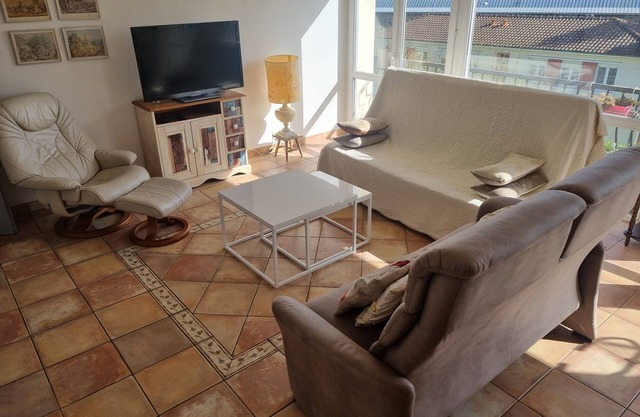 1 -living 2-bedroom south-facing apartment in quiet residence near train station