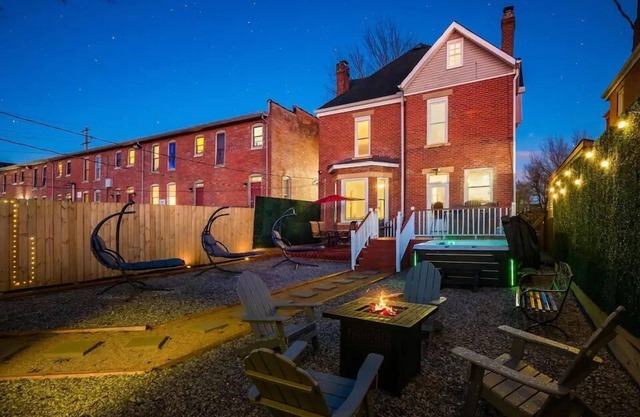 #1 Location ~ Hot Tub ~ Game Room ~ 5 King Beds!