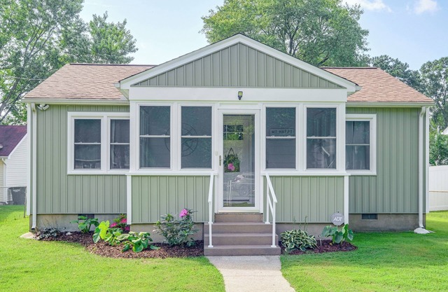 < 1 Mi to Colonial Beach: Coastal Gem w/ 2 Porches