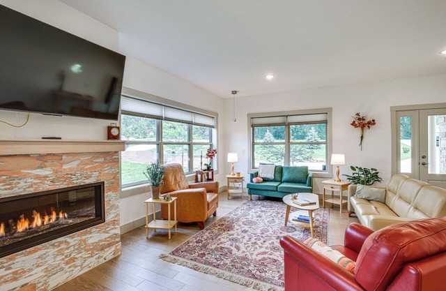 < 1 Mi to Dtwn Pine Island: Updated Home w/ Yard!