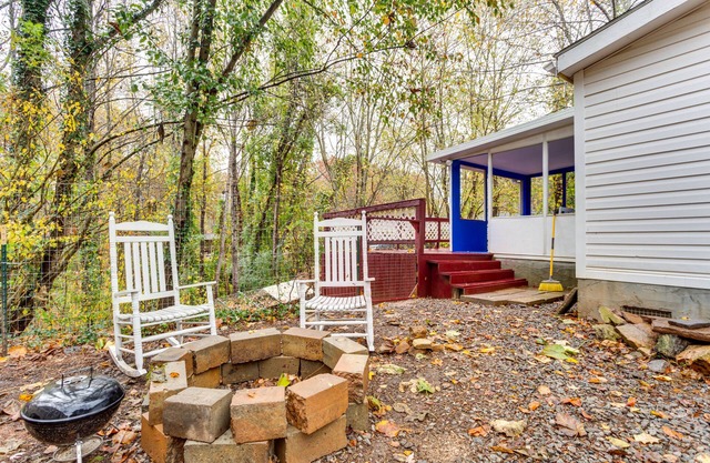 1 Mi to Lake Allatoona: Family Home on Farm!