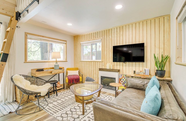 1 Mi to Lake: Crestline Cabin w/ Private Hot Tub!
