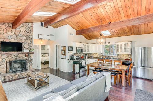 1 Mi to Lake Crestline Cabin with Deck and Gas Grill!