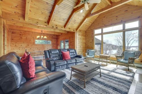 1 Mi to Lake Henry Peaceful Poconos Cabin!