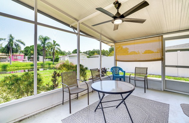 1 Mi to Lake Jackson: Home w/ Screened Patio!