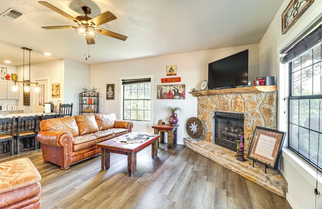 1 Mi to Lake: Pet-Friendly Cabin in Strawn