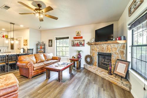 1 Mi to Lake Pet-Friendly Cabin in Strawn