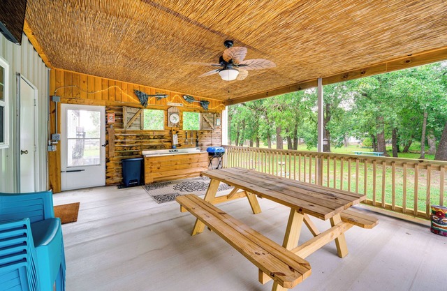 1 Mi to Lake Texoma Access: Home w/ Deck