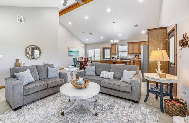 1 Mi to Lake Texoma: Family Retreat w/ Yard