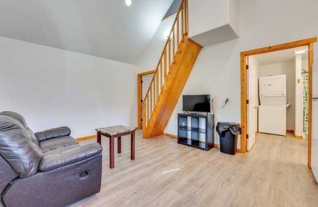 < 1 Mi to Main St: Quiet Home w/Yard in Stockdale