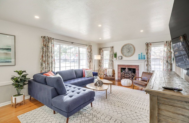 < 1 Mi to Midtown: Pet-Friendly Home in Reno!