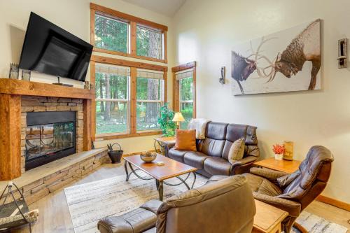 1 Mi to Ponderosa State Park Condo with Pool Access