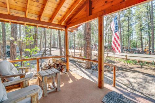 1 Mi to Rainbow Lake Forest-View Sanctuary!