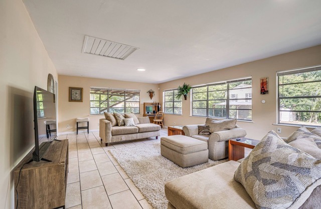 Sunny Warner Robins Home ~ 1 Mi to Robins AFB!