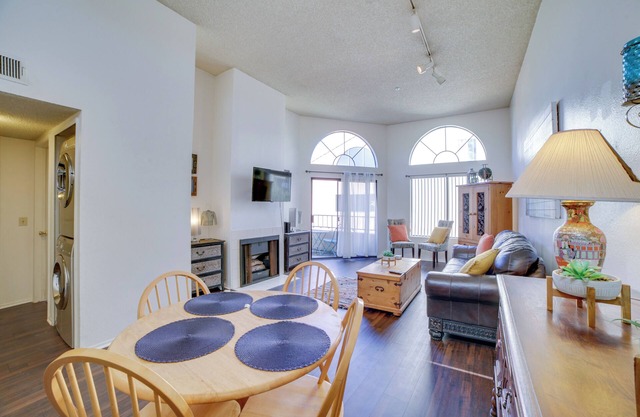 1 Mi to the Ocean: Long Beach Condo w/ Pool Access