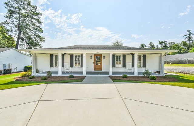 1 mile from Masters Course. Center location to all of Augusta