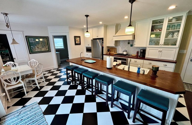 The Farmhouse Torch Lake - escapada remodelada a 1 milla del lago