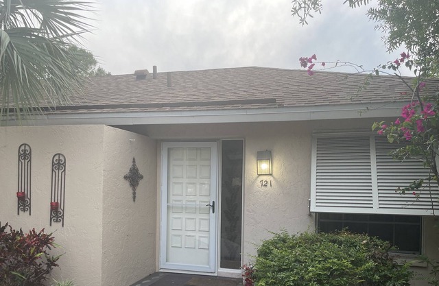 1 Mile to downtown Sarasota and minutes to famous beaches, St. Armand’s circle