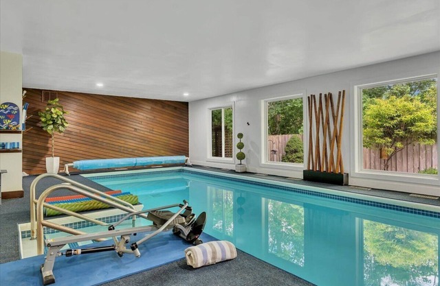 Saratoga Springs Race Track Home & Indoor Pool