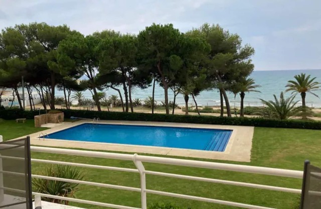 1 min from community swiming pools & beach!